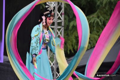 Международният фолклорен фестивал започна с пъстра програма на площад „Севтополис“ в Казанлък 