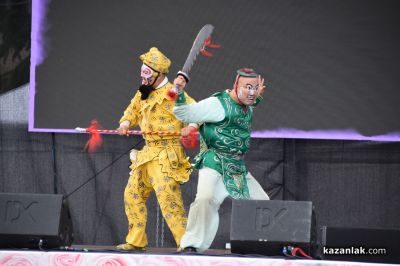 Международният фолклорен фестивал започна с пъстра програма на площад „Севтополис“ в Казанлък 