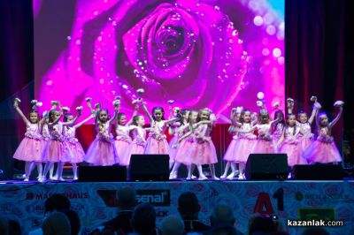 С магичен и приказен спектакъл, Царица роза 2025 – Мария Шамбурова встъпи в царствената си роля