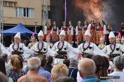 Международният фолклорен фестивал започна с пъстра програма на площад „Севтополис“ в Казанлък 