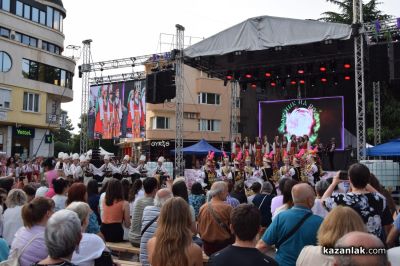 Международният фолклорен фестивал започна с пъстра програма на площад „Севтополис“ в Казанлък 