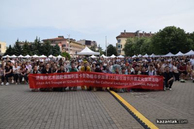 Международният фолклорен фестивал започна с пъстра програма на площад „Севтополис“ в Казанлък 