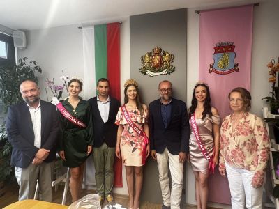 Среща на приятелството: Кметът Галина Стоянова посрещна делегации от побратимените на Казанлък градове