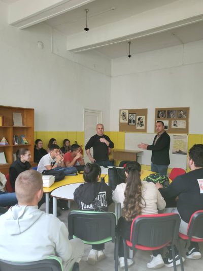 Д-р Чавдар Ангелов представи пред ученици от ПХГ „Св. Св. Кирил и Методий“ книгата си за генерал Иван Вълков