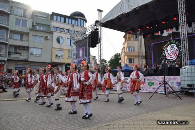 Международният фолклорен фестивал започна с пъстра програма на площад „Севтополис“ в Казанлък 
