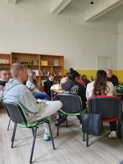 Д-р Чавдар Ангелов представи пред ученици от ПХГ „Св. Св. Кирил и Методий“ книгата си за генерал Иван Вълков