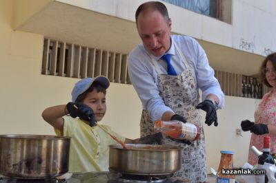 Фотографи готвят: Кулинарно изкуство в двора на Музея на фотографията