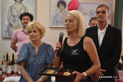 Вино, родено да побеждава: Зам.-кметът на Грас, Франция, връчи престижната награда “Златен киликс“ за най-добро българско вино розе в Казанлък