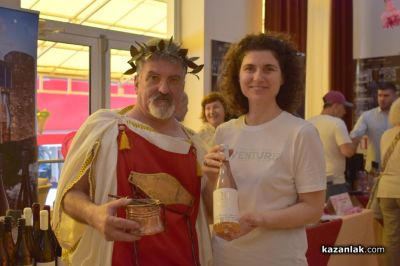 Вино, родено да побеждава: Зам.-кметът на Грас, Франция, връчи престижната награда “Златен киликс“ за най-добро българско вино розе в Казанлък