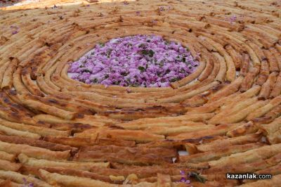 Казанлък остави следа в кулинарната история с километричната си вита баница с рози