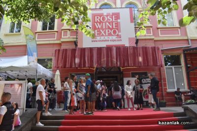 Вино, родено да побеждава: Зам.-кметът на Грас, Франция, връчи престижната награда “Златен киликс“ за най-добро българско вино розе в Казанлък