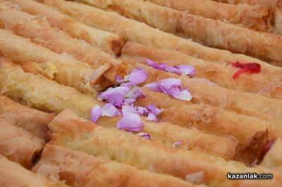 Казанлък остави следа в кулинарната история с километричната си вита баница с рози