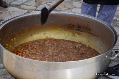 Шеф Станислав Димитров и шеф Иван Сарамандов впечатлиха с тракийска кавърма на кулинарното изложение „Хлябът на българина“