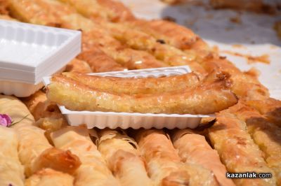 Казанлък остави следа в кулинарната история с километричната си вита баница с рози