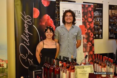 Вино, родено да побеждава: Зам.-кметът на Грас, Франция, връчи престижната награда “Златен киликс“ за най-добро българско вино розе в Казанлък