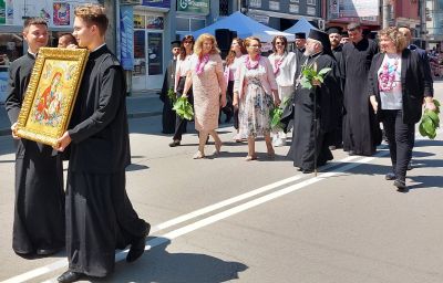 Вицепрезидентът Илияна Йотова беше гост на Празника на розата в Казанлък