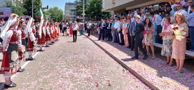 Вицепрезидентът Илияна Йотова беше гост на Празника на розата в Казанлък