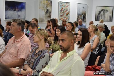 Блясъкът на българската аристокрация: Проф. Николай Овчаров представи новата си книга в Казанлък