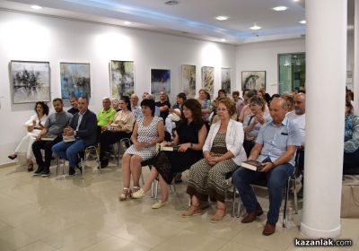 Блясъкът на българската аристокрация: Проф. Николай Овчаров представи новата си книга в Казанлък