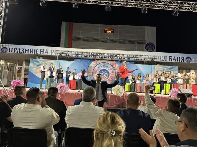 Столетница короняса Царя на минералната вода в Павел баня, кметът - Царица Роза