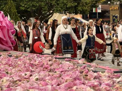 Празникът на розата и минералната вода в Павел баня се превърна в наслада за сетивата и душата