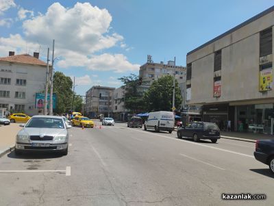 Такси удари пешеходка в центъра на Казанлък