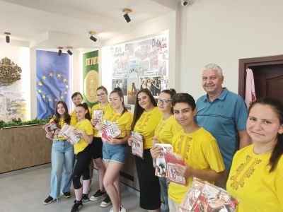 Клуб „Тракийски рози“ към ПГЛПТ изпрати със заслужени подаръци учебната година