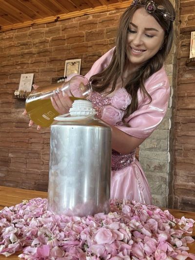 Иса Бесоолу: Важно е да има работа и поминък за хората. Маслодайната роза не е само красиви снимки, а труд и отговорност