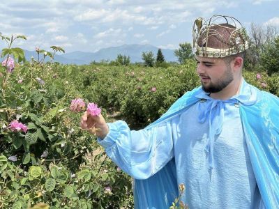 Иса Бесоолу: Важно е да има работа и поминък за хората. Маслодайната роза не е само красиви снимки, а труд и отговорност