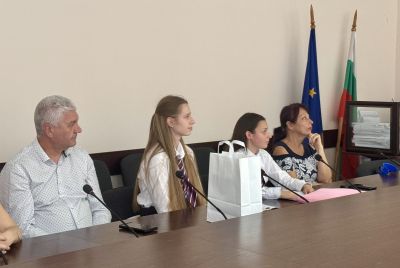 Областният управител д-р Неделчо Маринов награди ученици от Казанлък, участвали в Европейската олимпиада по статистика 
