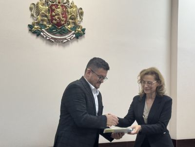 Областният управител д-р Неделчо Маринов награди ученици от Казанлък, участвали в Европейската олимпиада по статистика 