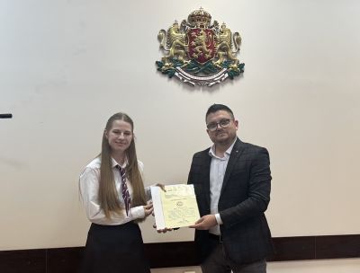 Областният управител д-р Неделчо Маринов награди ученици от Казанлък, участвали в Европейската олимпиада по статистика 