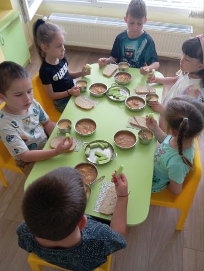 Свежа реколта зеленчуци от общинската градина получиха децата в община Казанлък