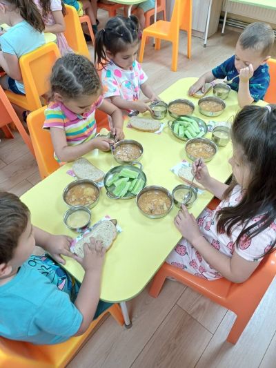 Свежа реколта зеленчуци от общинската градина получиха децата в община Казанлък