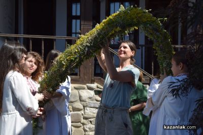 Традиции и изкуство събраха казанлъчани за Еньовден в къща-музей „Дечко Узунов“