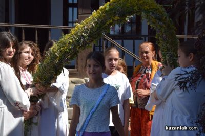 Традиции и изкуство събраха казанлъчани за Еньовден в къща-музей „Дечко Узунов“
