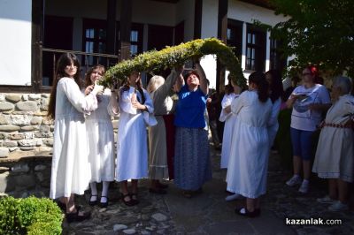 Традиции и изкуство събраха казанлъчани за Еньовден в къща-музей „Дечко Узунов“