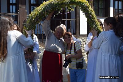 Традиции и изкуство събраха казанлъчани за Еньовден в къща-музей „Дечко Узунов“
