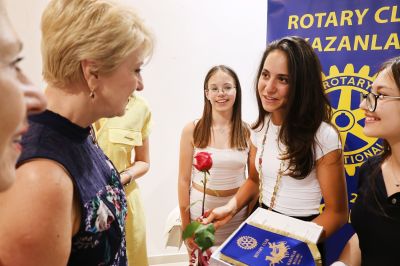 Ивон Димитрова е президент на първия Интеракт Клуб в Казанлък 