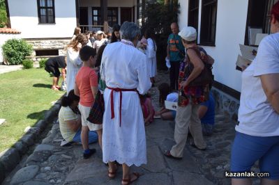 Традиции и изкуство събраха казанлъчани за Еньовден в къща-музей „Дечко Узунов“