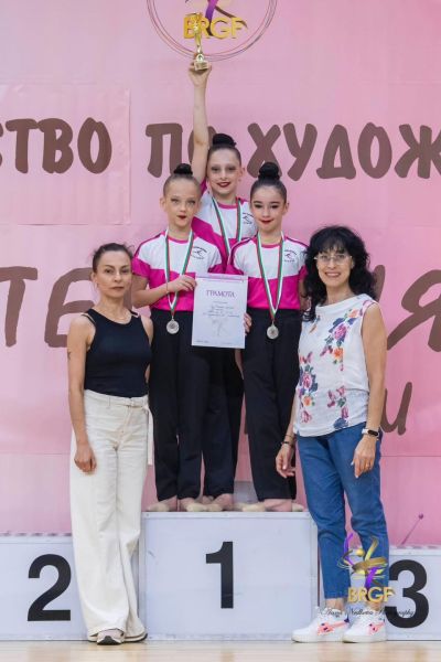 Малките грации на „Розова долина“ втори сред 44 ансамбъла