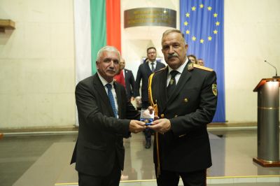 Директорът на ОДМВР-Стара Загора старши комисар Красимир Христов бе награден с „Почетен знак“ на МВР III-та степен / Новини от Казанлък