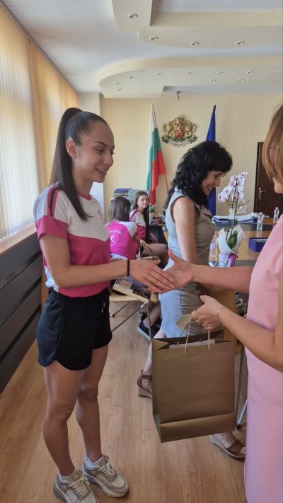 Кметът на Казанлък награди гимнастичките с лагер в най - новия спортен комплекс в Самоков