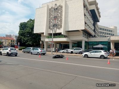 Кола и мотор се сблъскаха в центъра на Казанлък