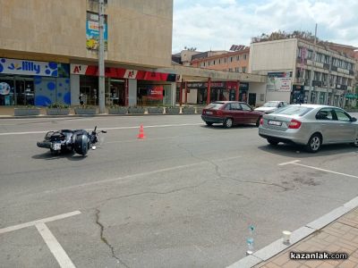 Кола и мотор се сблъскаха в центъра на Казанлък