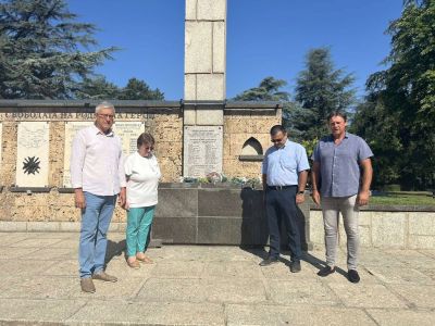 Цветя в чест на безсмъртните герои