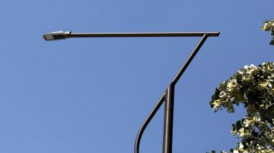 Започна замяна на старите тролейбусни стълбове за улично осветление в Казанлък с нови 