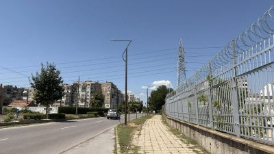 Започна замяна на старите тролейбусни стълбове за улично осветление в Казанлък с нови 