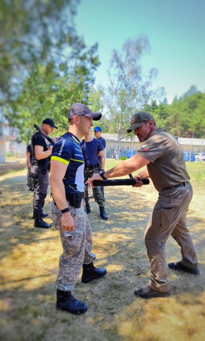 Стажант-полицаите от казанлъшката академия преминаха професионално обучение за използване на физическа сила и помощни средства