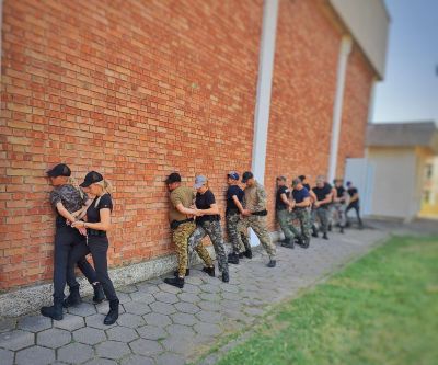 Стажант-полицаите от казанлъшката академия преминаха професионално обучение за използване на физическа сила и помощни средства